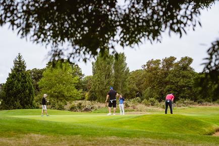 “World-class” De Vere Wokefield Estate hosts charity golf day and raises over £2,000 for local charity Naomi House and Jacksplace